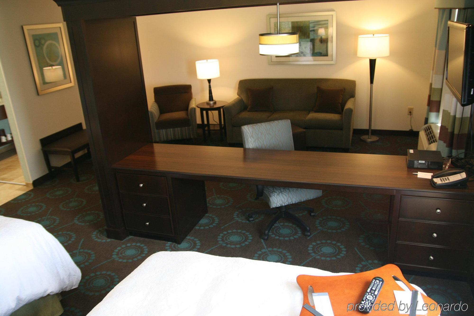 Hampton Inn & Suites Wilder Room photo